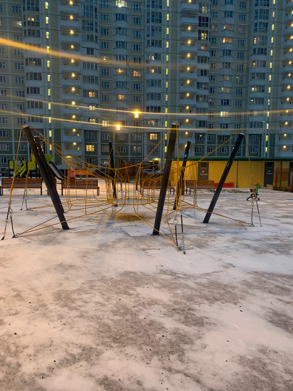 Площадка с качелями
